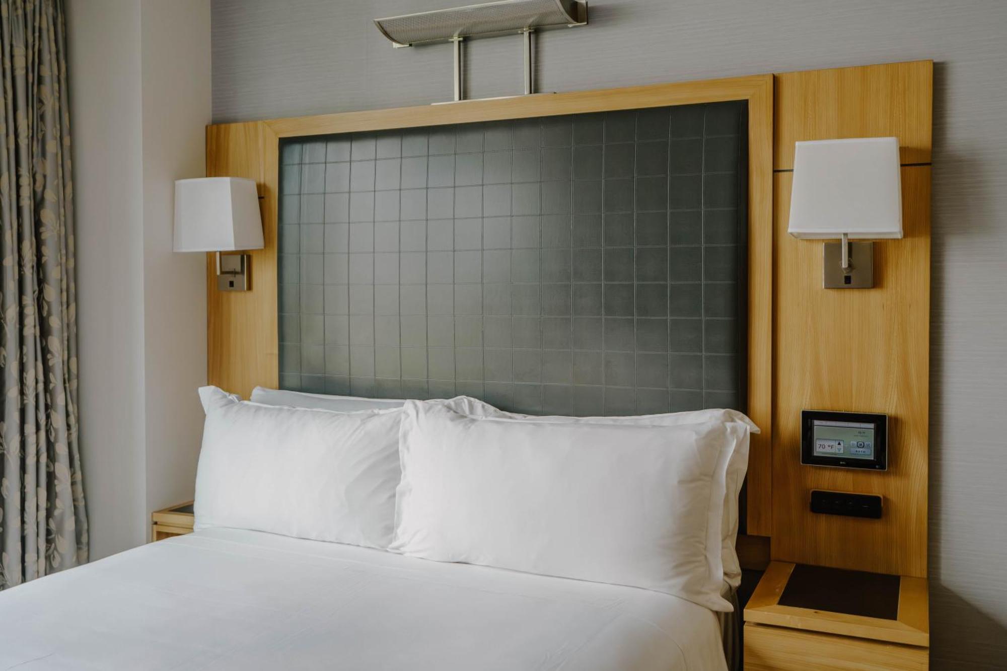 World Center Hotel Нью-Йорк Экстерьер фото