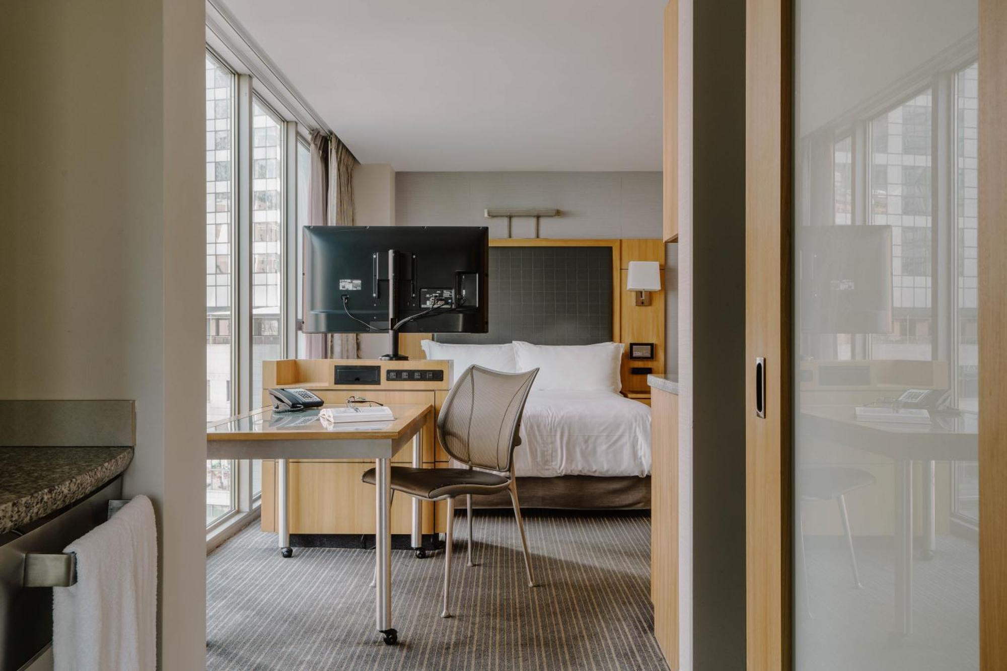 World Center Hotel Нью-Йорк Экстерьер фото