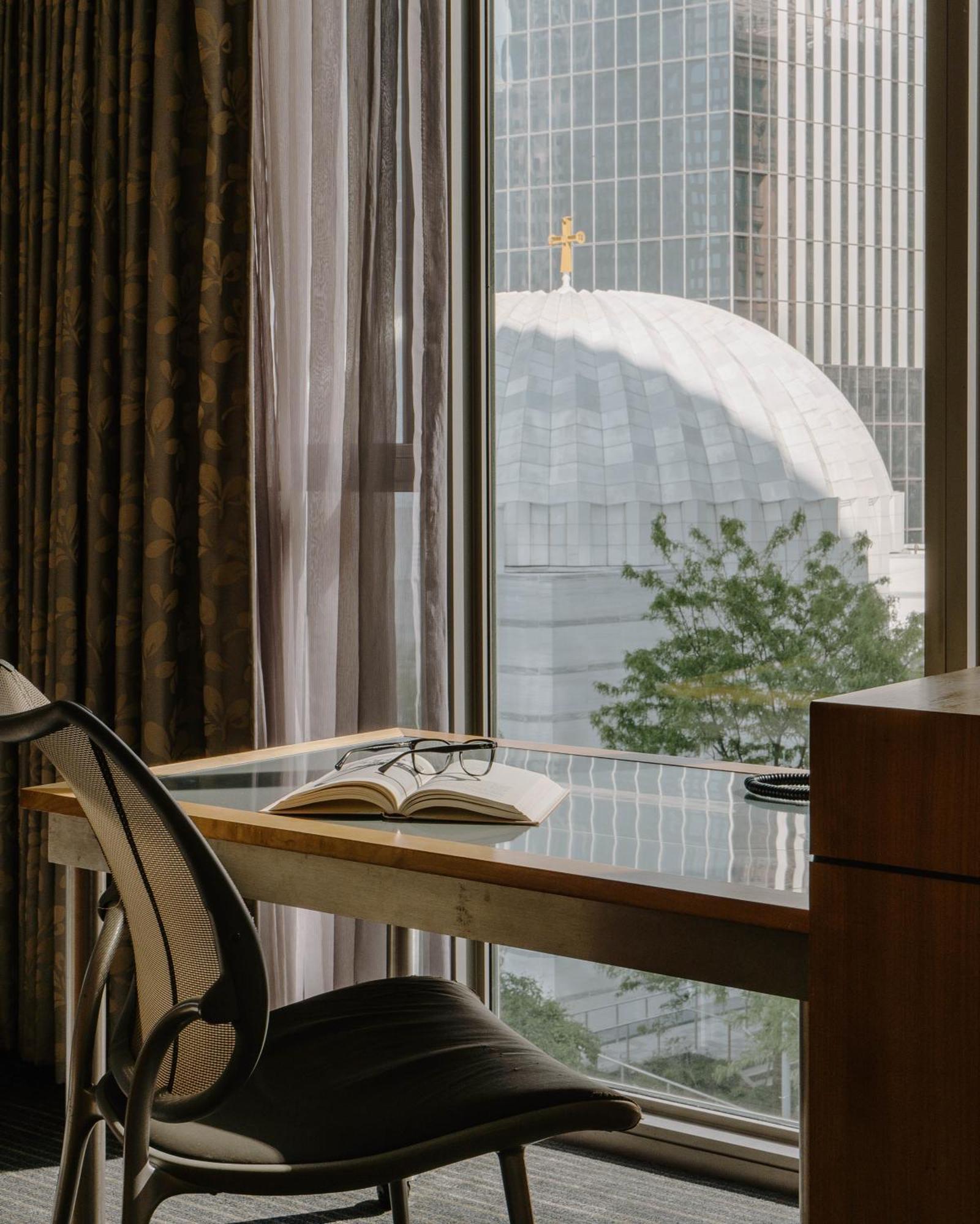 World Center Hotel Нью-Йорк Экстерьер фото
